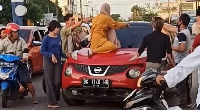 Tercyduk Semobil dengan Pelakor, Onum Polisi Dilabrak sang Adik Lalu Dicopot Kapolres