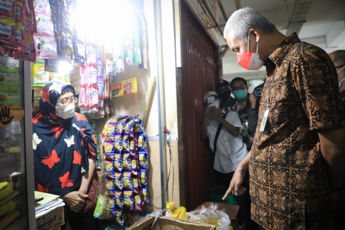 Sidak Pasar Muntilan, Ganjar Temukan Minyak Goreng Lebih Murah dari Semarang