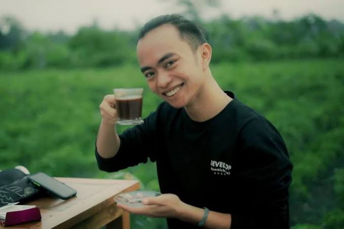 Zinidin Zidan Minta Maaf Sambil Minum Kopi, Warganet: Lu Halangan Ya?