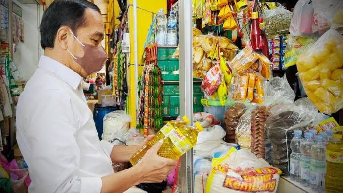 Jokowi Bagikan BLT Minyak Goreng, Politikus Demokrat: Uang yang Juga Berasal dari Rakyat