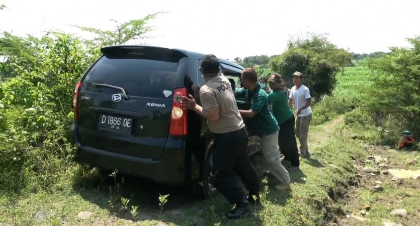 Mobil yang Masuk ke Jalur Setapak di Larangan Akhirnya Dievakuasi