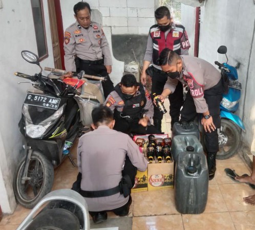 1300 Botol Miras Diamankan Polisi, 350 Liter Oplosan Ikut Disita