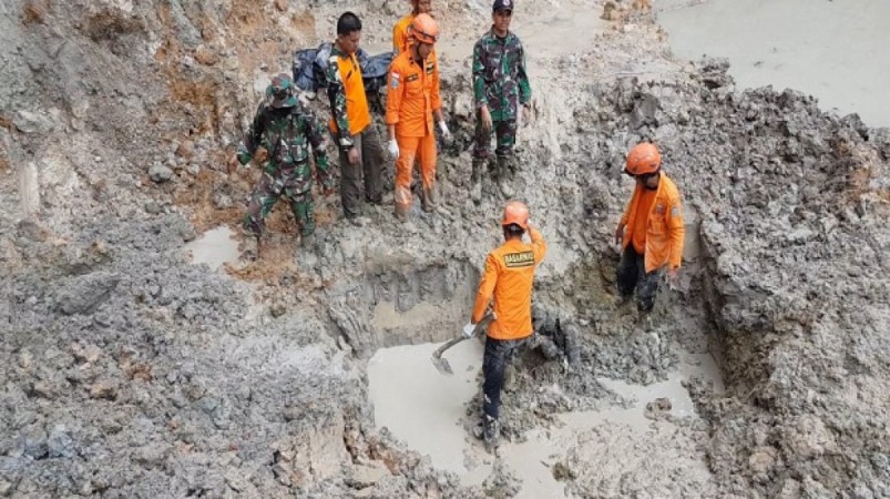 12 Emak-emak Tewas Tertimbun Reruntuhan Tebing Tanah saat Mencari Butiran Emas