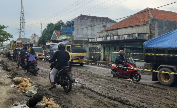 Sering Banjir dan Dikeluhkan saat Turun Hujan, Jalan Provinsi di Kersana Mulai Diperbaiki