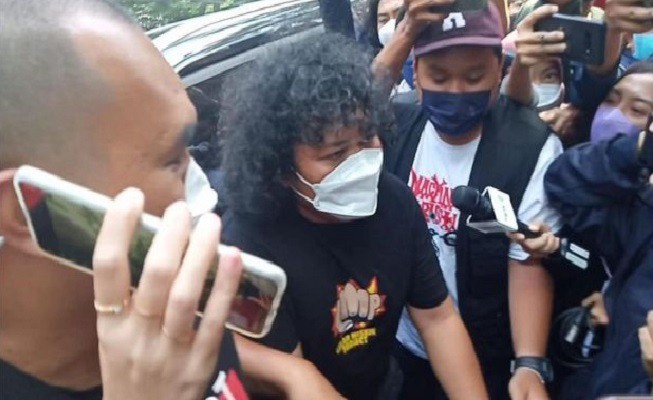 Marshel Widianto Tampak Emosi Dikerumini Awak Media Saat Datang ke Polda Metro Jaya