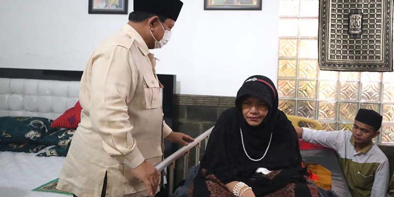 Prabowo Jenguk Perempuan dan Berniat Bantu Perawatan di Jakarta, Siapa Sebenarnya Neng Sus?