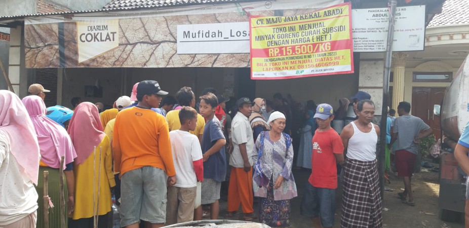 Warga Losari Antre Berjam-jam Demi Mendapatkan Migor Curah