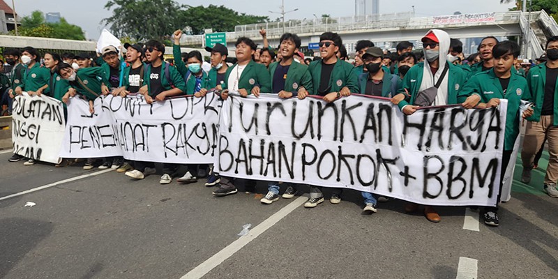 Mahasiswa Uhamka Bawa Spanduk Jokowi-DPR Pengkhianat Rakyat saat Merapat ke DPR