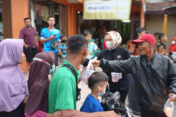 Turun ke Jalan, Anggota DPRD Tri Murdiningsih Bagi-bagi Takjil