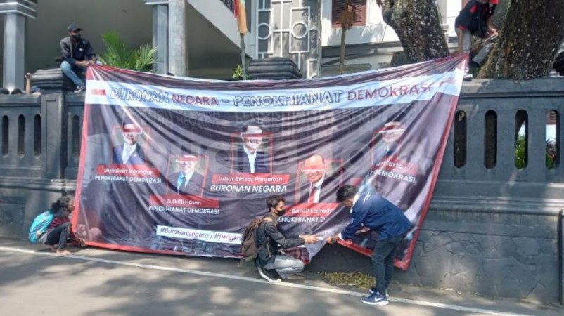 Demo ke DPRD, Mahasiswa di Malang Pasang Poster Buronan Negara-Penghianat Demokrasi