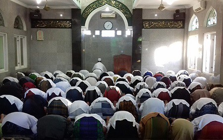 Warga Muhammadiyah Salat Tarawih Malam Ini, Saf Dirapatkan