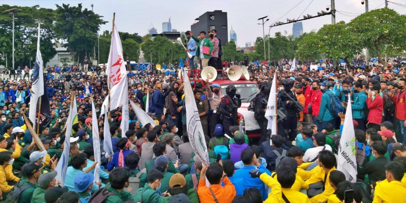 Mahasiswa dan Buruh Bersatu, Mahasiswa Kepung Istana Negara Lalu Buruh Demo di DPR