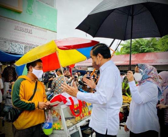 Video Jokowi Acungkan Tiga Jari Dibagikan Roy Suryo: Membagi-bagikan Sendiri BLT-Migor