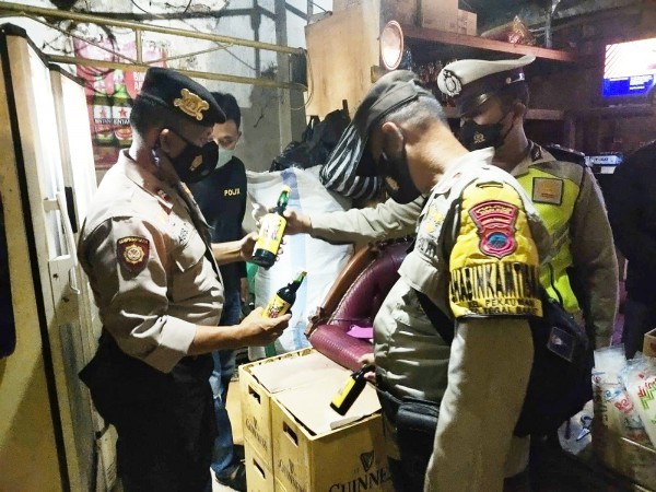 Tetap Dijual Saat Ramadan, 96 Botol Miras Berbagai Merek dan Lokalan Disita Polisi