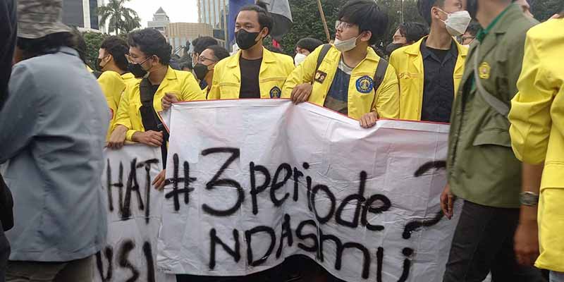 Bawa Peluit, Mahasiswa Berteriak Yel-yel 