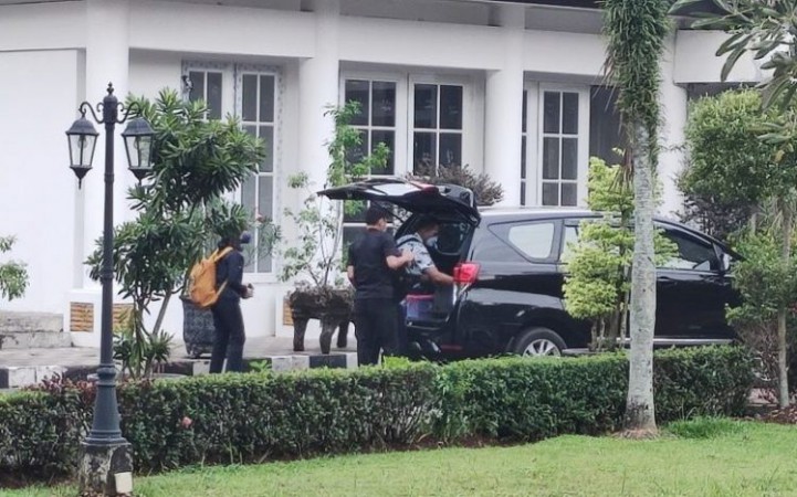 Penyidik KPK Angkut 3 Buah Koper usai Geledah Rumah Dinas Bupati Bogor Ade Yasin