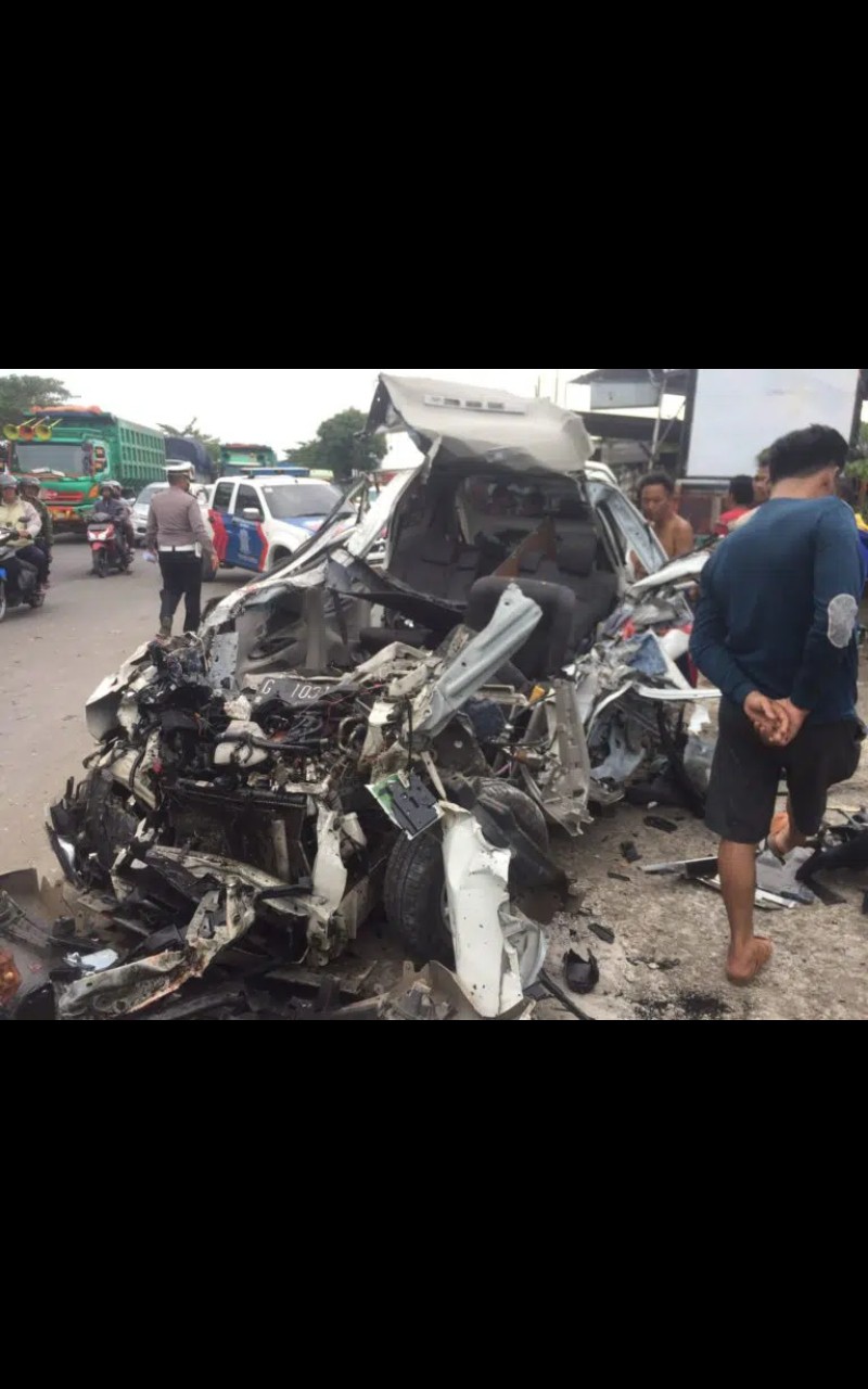 Ringsek! Toyota Avanza Tabrak Truk di Cirebon, 6 Penumpang Tewas, Satu Terjepit