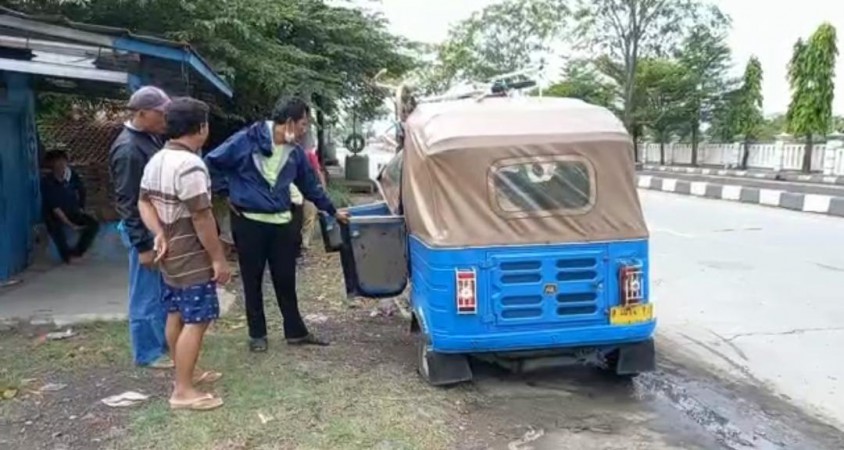 Diduga Mengantuk, Pemudik Tabrak Trotoar di Pantura Brebes