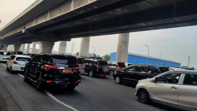 Tol Japek Macet Panjang, Pemudik Takut Kehabisan Bahan Bakar dan Pilih Jalur Pantura