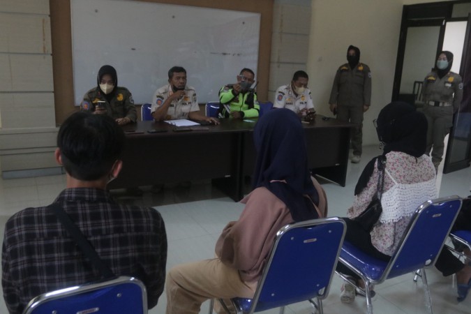 Mesum! Obat Kuat dan Kondom Disita Petugas dari 3 Pasangan saat Razia Tempat Kos