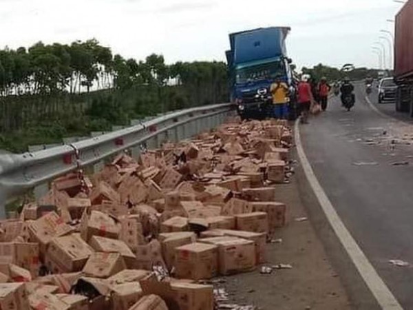 Muatan Kopi Bubuk Kemasan Berserakan di Jalingkut usai Truk Gandeng Diseruduk Mobil Boks