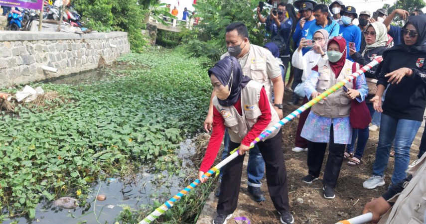 Bersama Sijaga Banjir, Bupati Bersihkan Kalikamal dari Sampah dan Eceng Gondok