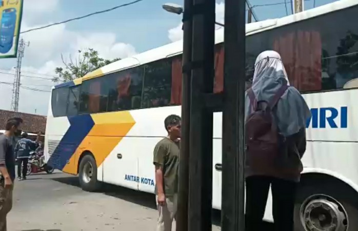 Geger! Bus di Brebes Nyasar ke Gang Sempit, Berhenti Setelah Dihentikan Penjual Tahu