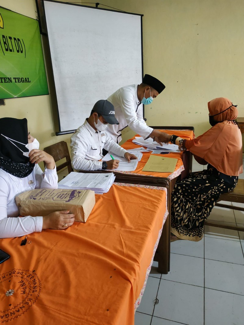 163 Warga Desa Karangjambu Terima Bantuan Langsung Tunai