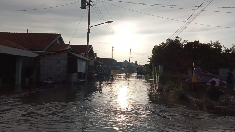 Banjir Rob di Brebes Meluas, Warga Randuaanga Kulon Mengungsi di Rusunawa