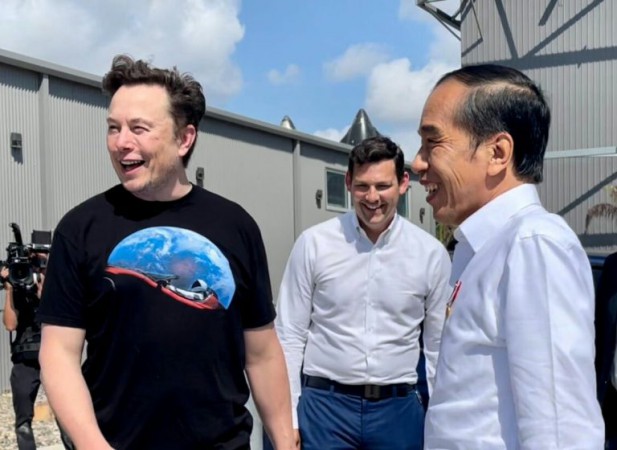 Pedas Nih! Rocky Gerung Sebut Jokowi Disuruh Mengemis ke Elon Musk