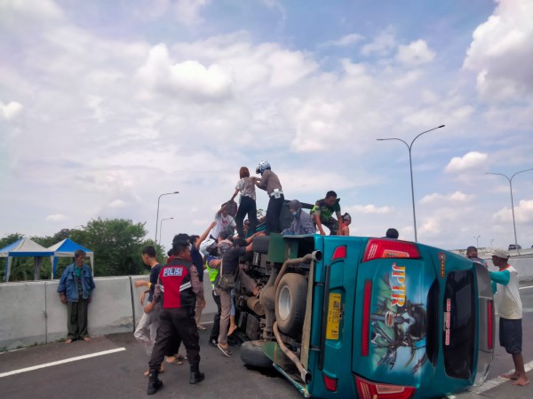 Diduga Tidak Menguasai Medan, Laka Lantas Tunggal Terjadi di KM 451 Exit Tol Pejagan
