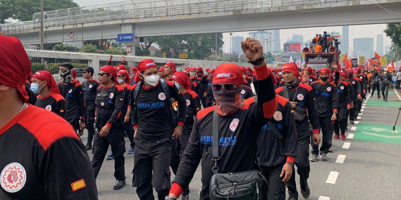 Bawa 18 Tuntutan, Ribuan Buruh Tiba di Gedung DPR dengan Atribut Khas Partai