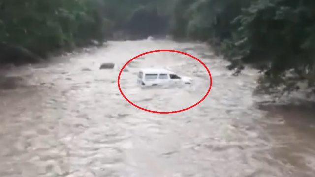 Nyaris Tenggelam, Video Ambulans Seberangi Sungai Antarkan Jenazah Viral