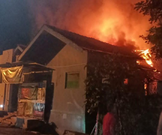 Rumah Terbakar Diduga Akibat Korsleting, Dua Penghuni Nyaris Terpanggang Hidup-hidup