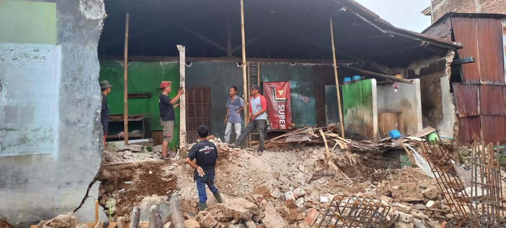 Tembok Rumah Roboh, 2 Tukang Bangunan Terluka Saat Gali Lubang untuk Pondasi