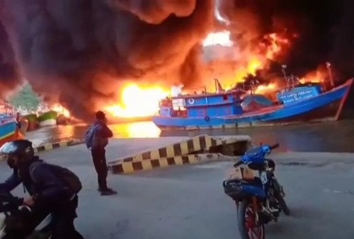 Dermaga Batere Cilacap Terbakar Hebat, Personel Basarnas Sempat Berlarian Karena Kapal Keluarkan Gas