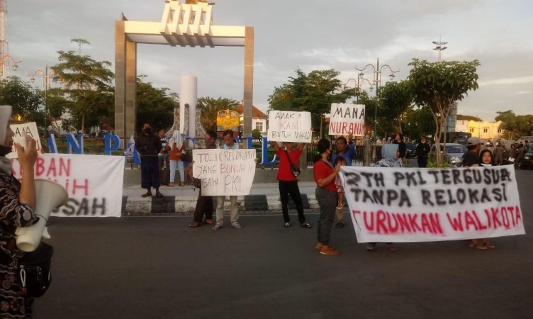 Dilarang Berjualan di Taman Pancasila, PKL Bentangkan Spanduk Turunkan Wali Kota Tegal