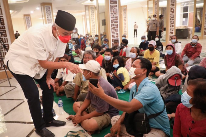 Malam Takbiran ala Ganjar, Bagikan 1.500 Zakat Fitrah di Semarang