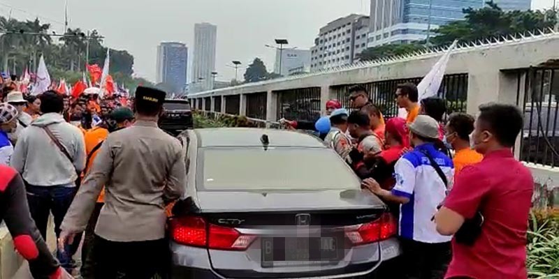 Pengendara Mobil Hampir Diamuk Massa Gara-gara Teriak Aksi Buruh Bikin Macet