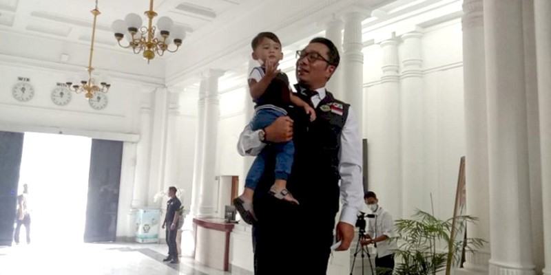 Jalani Tugas Perdana Pasca Kehilangan Eril, Ridwan Kamil Tampak Tabah Ditemani Arkana