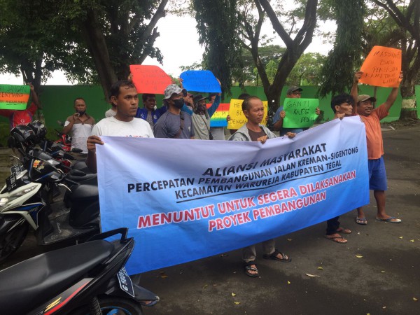 Puluhan Massa Geruduk Kantor DPUPR, Ini yang Dituntut