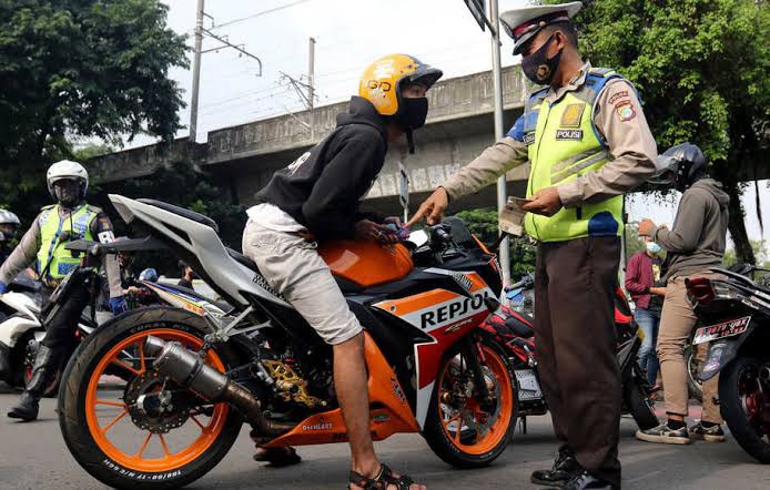 Soal Aturan Pengendara Motor Pakai Sandal Jepit Bakal Ditilang, PKS Protes!