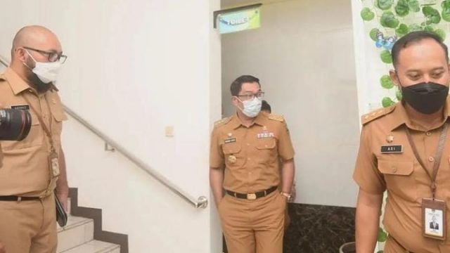 Masuk Kantor Kali Pertama Sejak Eril Hilang, Dua Mata Kang Emil Masih Terlihat Sembab