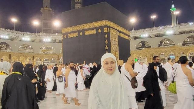 Lagi di Mekkah, Ayu Ting Ting Sempat Demam dan Muntah-muntah saat Umrah