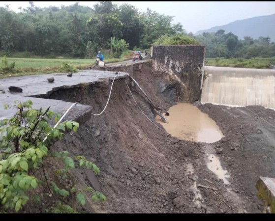 Tergerus Air Sungai, Jalan Kabupaten Nyaris Putus, Warga Terisolir
