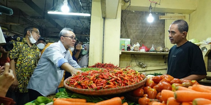 Blusukan, Mendag Zulhas Syok Harga Kebutuhan Pokok Mahal, Ternyata Tak Pernah Beli Cabai