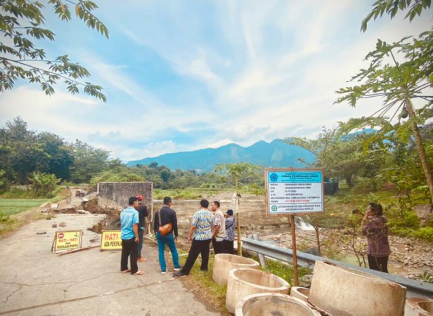 Jalan Kabupaten Nyaris Putus, DPU Brebes Cek Lokasi