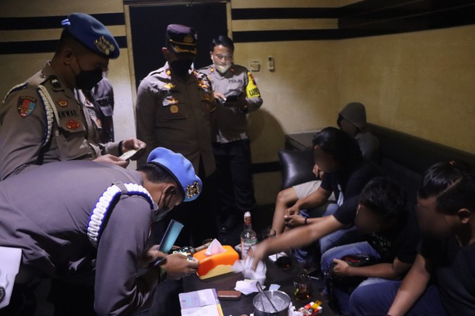 Cari Polisi-TNI yang Bandel, Petugas Gabungan Kosek 8 Tempat Hiburan Malam di Kota Tegal