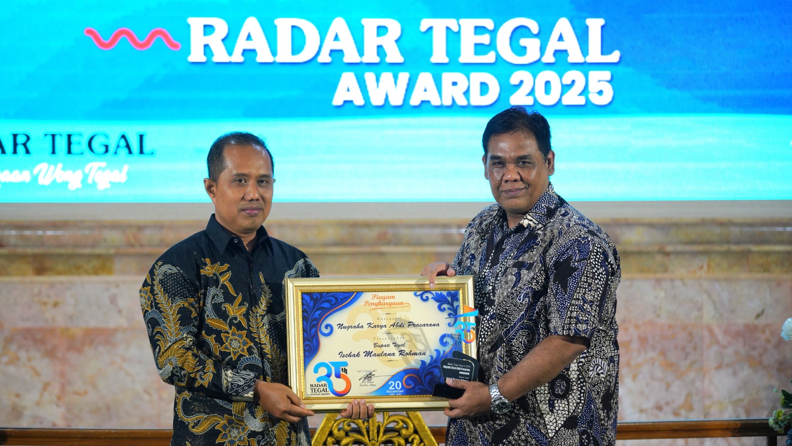 Radar Tegal Award 2025, Bupati Tegal Terima Penghargaan Nugraha Karya Abdi Prasarana
