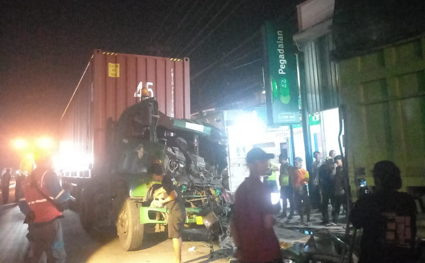 Diduga Sopir Kurang Konsentrasi, Truk Tabrak Kendaraan yang Parkir di Bulakamba Brebes